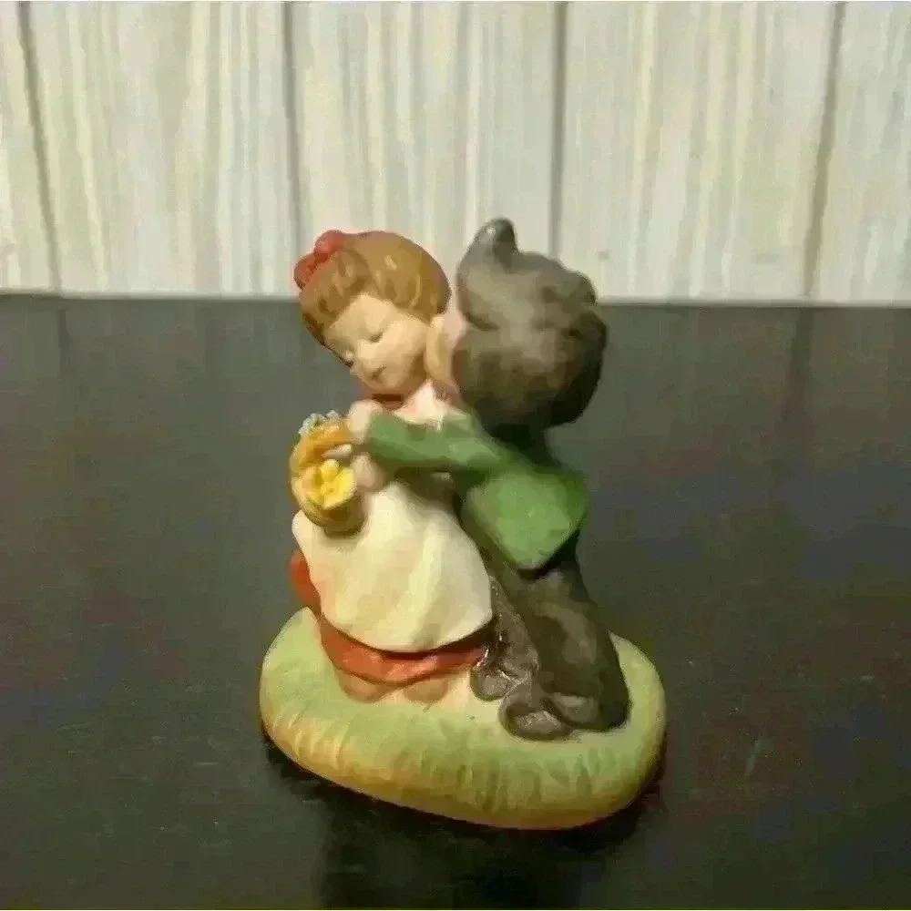 Vintage Enesco Porcelain Kissing Couple - Hugging young Boy & Girl - 2.5”